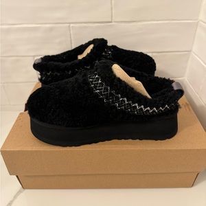 UGG Tazz Slipper *NEW*
Heritage Braid Black (Women's / Kids) Size 5